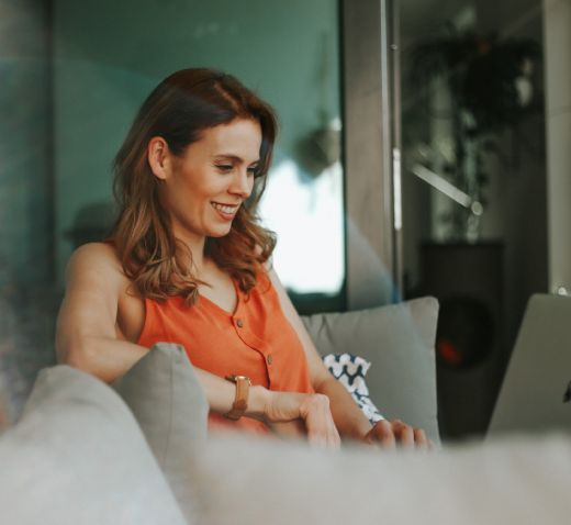 Frau am Laptop sucht Web Entwickler